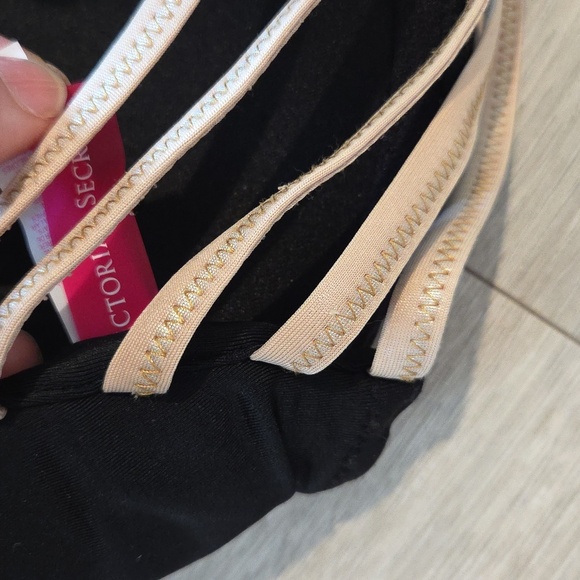 Victoria's Secret Bathing Suit Top With Detachable Strap - Picture 4 of 5